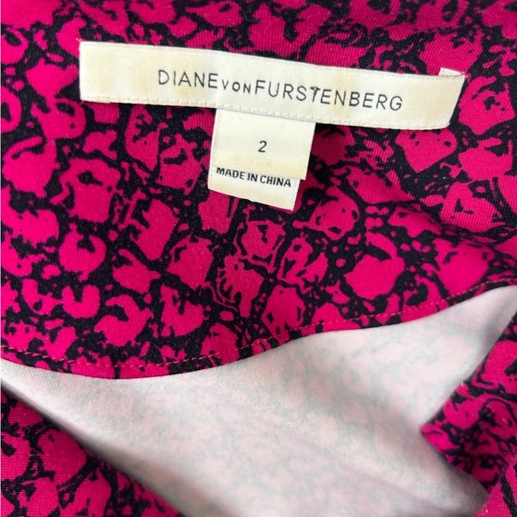 Diane Von Furstenberg magenta pebble print
Reina shift dress Size 2 DVF - Picture 5 of 10